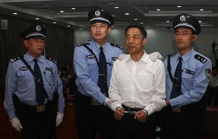 حبس ابد برای سیاستمدار چینی/عکس