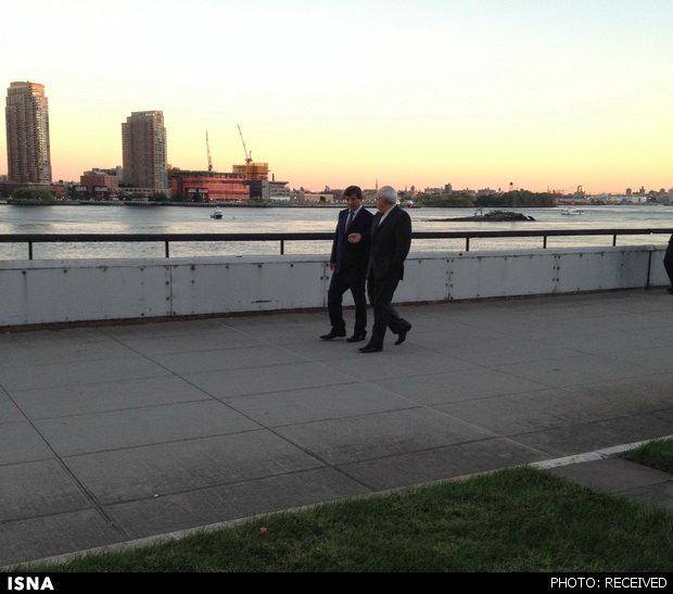 دیدار خصوصی ظریف و داوود اوغلو در کنار رودخانه هادسن (+عکس)