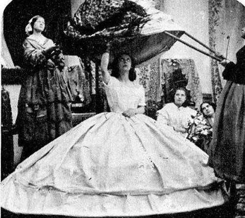 دامن خانم ها در 200 سال قبل (عکس)