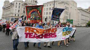 اعتصاب معلمان در بریتانیا مدارس را به تعطیلی کشاند