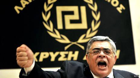 رهبر حزب افراطی 'سپیده زرین' یونان در دادگاه حاضر می‌شود