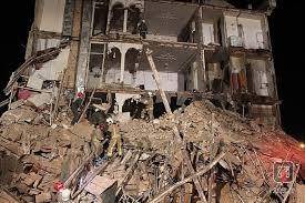 21:06 - نجات معجزه آسای ساکنان یک ساختمان لحظاتی پیش از تخریب