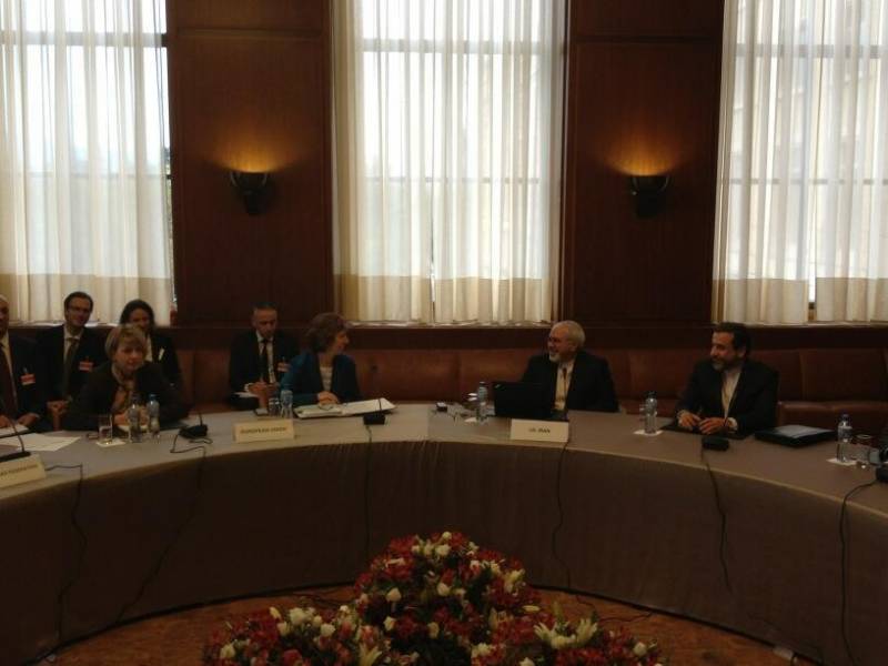 نخستین عکس از مذاکرات ایران و 1+5 در ژنو/ظریف به خاطر کمر درد نشسته عکس گرفت