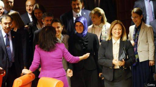 نمایندگان زن پارلمان ترکیه می توانند شلوار بپوشند