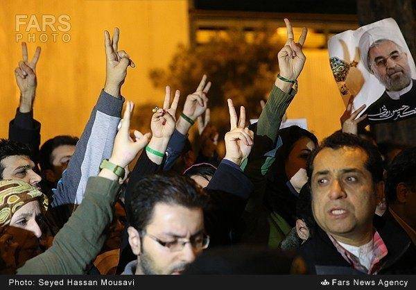 استقبال مردمی از ظریف پس از بازگشت از مذاکرات ژنو (تصویر + ویدئو)