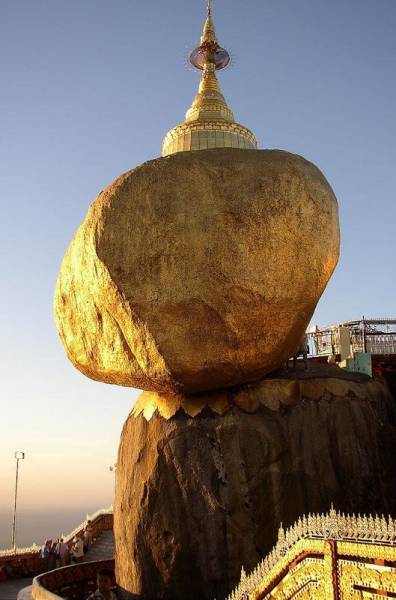 سنگ معلق و طلایی در میانمار/عکس