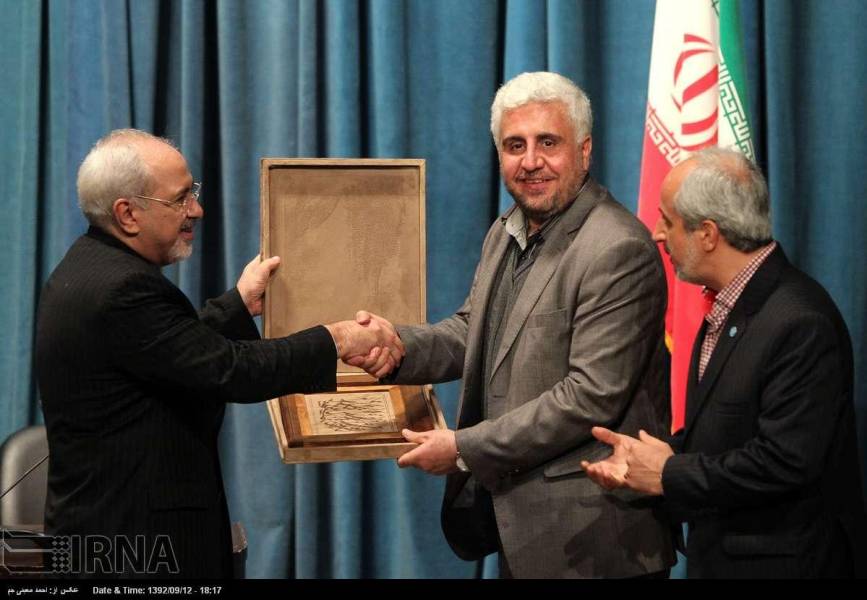 عکس/هدیه رئیس دانشگاه تهران به ظریف
