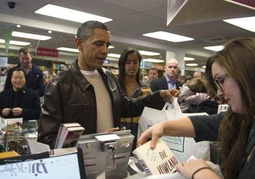 اوباما و دخترش در حال خرید کتاب (+عکس)