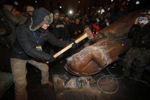معترضان اوکراینی مجسمه لنین را ساقط کردند