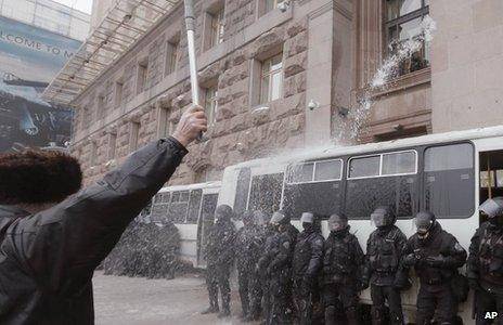 پلیس در اوکراین از مراکز تجمع مخالفان عقب‌نشینی کرد