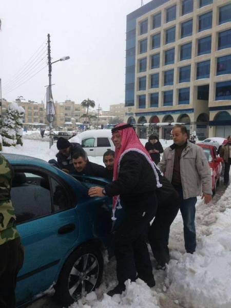 پادشاه اردن در حال هل دادن ماشین/عکس