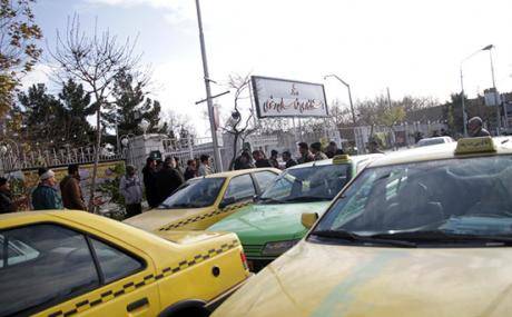 تجمع سیاسی تاکسی‌داران علیه دولت روحانی