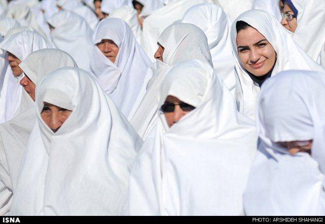 اصفهان: زنان چادر سفید‌ در مراسم حسینی (عکس)