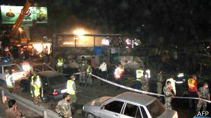 تصادف اتوبوس با کامیون حامل چسب در ایران دوازده کشته برجای گذاشت