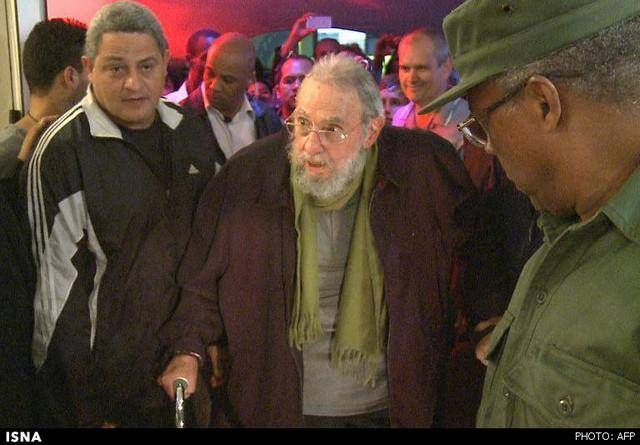 فیدل کاسترو با عصا و سمعک در انظار عمومی حاضر شد (+عکس)