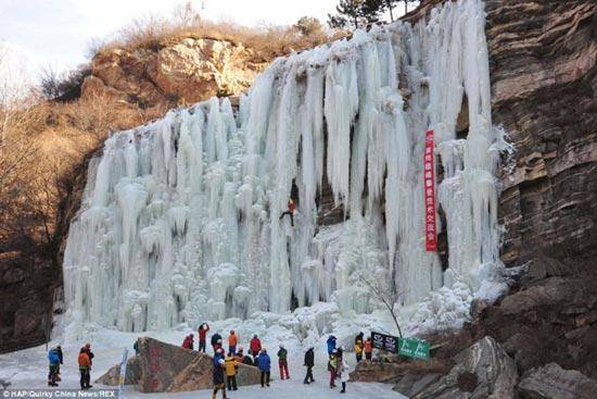 آبشار یخی فوق‌العاده زیبا در چین (+عکس)