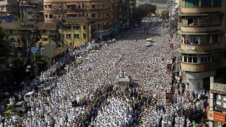 ازدحام جمعیت در مومبای هند ۱۸ کشته برجای گذاشت