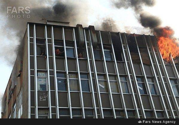 آتش سوزی خبرساز یکشنبه در طبقه پنجم واحد تولیدی خیابان جمهوری (تصاویر + ویدئو)