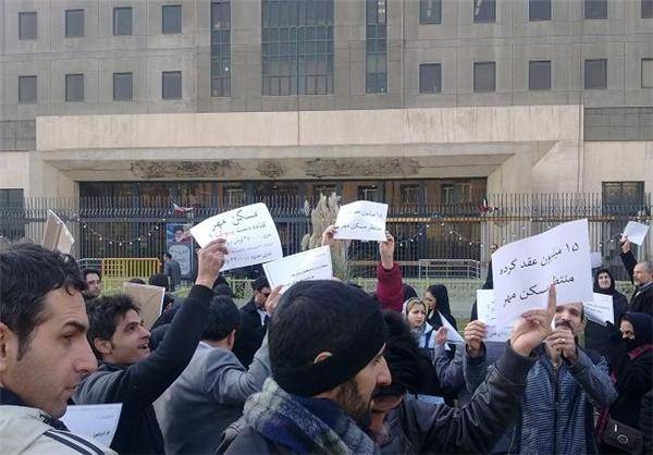 تجمع معترضین به افزایش قیمت مسکن مهر مقابل مجلس + تصاویر