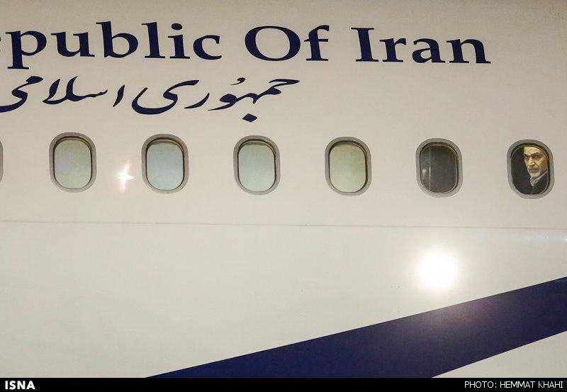 برادر روحانی در قاب پنجره هواپیما