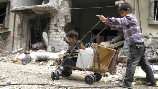 امدادرسانی به غیرنظامیان شهر جنگ‌زده حمص در سوریه آغاز شد