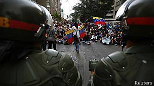 راهپیمائی همزمان مخالفان و هواداران دولت در ونزوئلا
