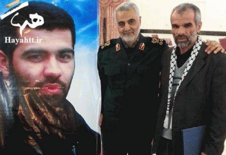 عکس یادگاری سلیمانی با پدر یک عضو کشته شده سپاه در سوریه