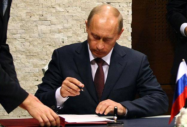 پوتین سند استقلال کریمه را امضا کرد (+عکس)