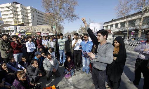روزنما: تجمع مقابل کنسولگری پاکستان در مشهد