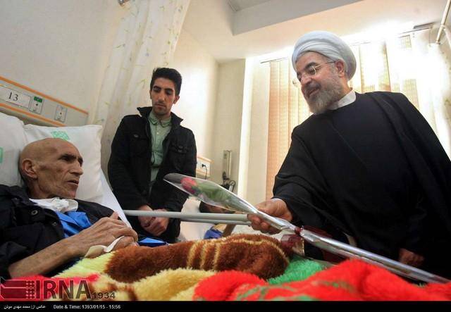 عیادت روحانی از بیماران در بیمارستان امام خمینی تهران (عکس)