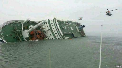 کشتی مسافربری با چند صد مسافر در سواحل کره جنوبی غرق شد