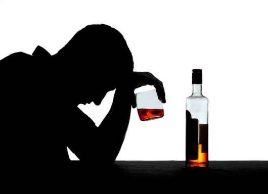 «گزارشِ سالانه اعتیاد» در آلمان نشان می دهد که هر۷ دقیقه یک نفر در اثرِ عواقبِ اعتیاد به الکل و یا عواقبِ «مجموعه الکل و دخانیات» جان خود را از دست می دهد. هم اکنون ۱.۸ میلیون نفر معتاد به الکل هستند و حدودِ ۱۰ میلیون نفر در خطرِ جدی معتاد شدن