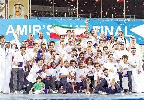 جواد نکونام با پرچم ایران در جشن قهرمانی الکویت