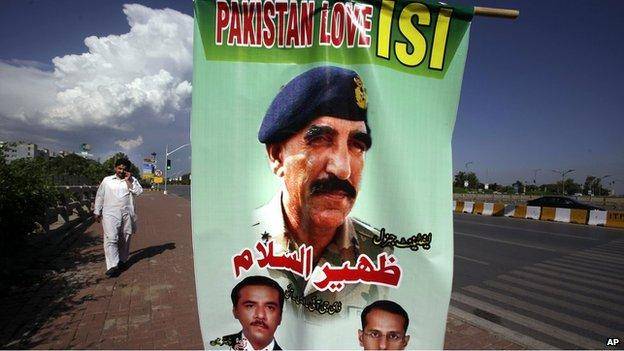 چرا  اسلام‌آباد پر از تصاویر فرمانده اداره اطلاعات ارتش پاکستان است؟