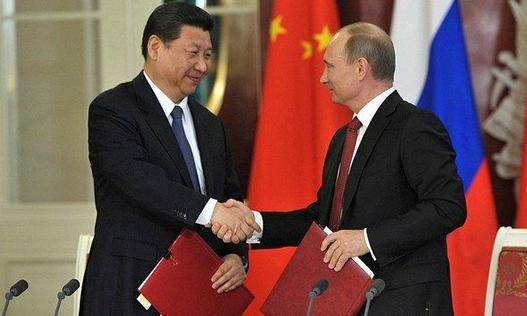 ناظران سیاسی، تمایل روسیه برای امضای قرارداد عظیم گازی با چین را به دلیل رویارویی روسیه و اروپا در بحران اوکراین دانسته و گفته‌اند روسیه در پی یافتن گزینه تازه‌ای به جای کشورهای اروپایی در فروش گاز است