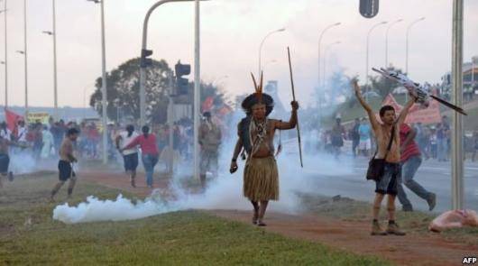 دیروز ورود تیم ملی استرالیا به برزیل با تظاهرات بومیان که با تیر و کمان به خیابانها رهسپار شدند و گسترش اعتراضات در نواحی دیگر همراه شد