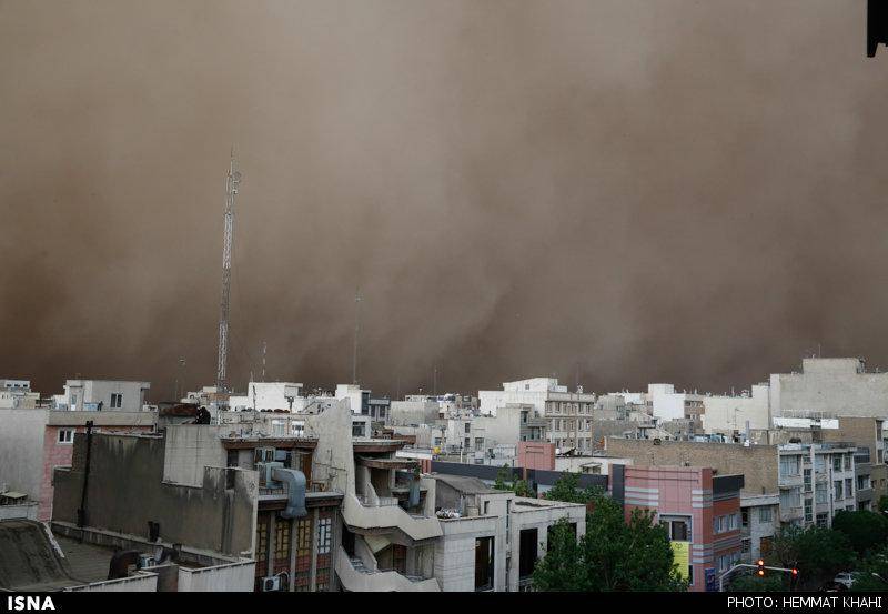 طوفان بی‌سابقه در تهران، با چهار کشته و دهها زخمی/ هوا همچنان ناآرام است