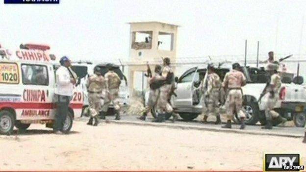افراد مسلح به نزدیک فرودگاه کراچی حمله کردند