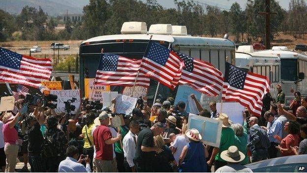 معترضان در آمریکا مسیر اتوبوس‌های حاوی مهاجران را مسدود کردند