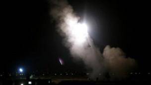 حماس شهرهای اسرائیل را با راکت هدف قرار داداسرائیل 'برای جنگ طولانی' علیه حماس آماده می‌شود<dc:title />          