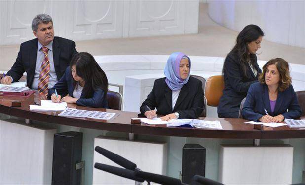 اولین زن محجبه مجلس ترکیه/عکس