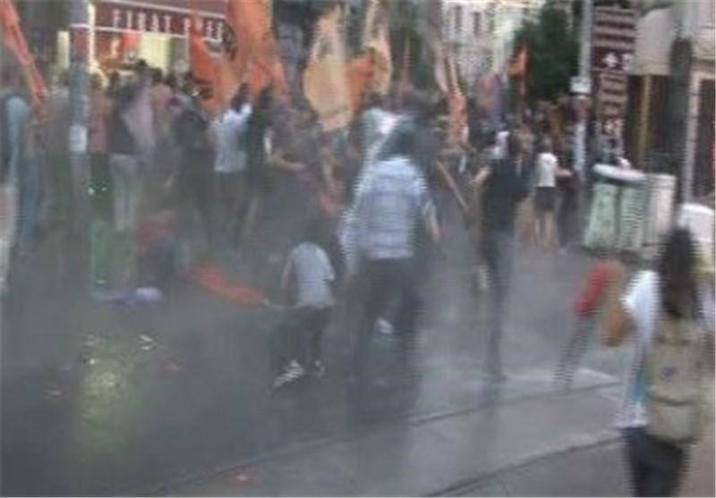 شلیک گاز اشک‌آور به مخالفان اردوغان