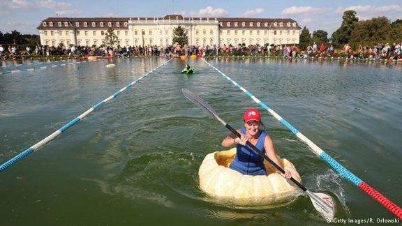 تصویری: مسابقه هیجان‌انگیز کدو تنبل‌سواری روی آب در آلمان
