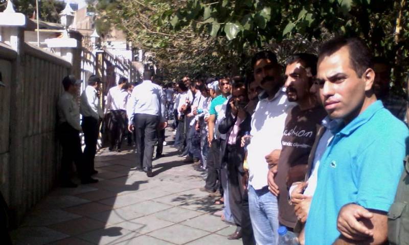 تجمع آرام دراویش مقابل وزارت دادگستری/ حضور پرتعداد پلیس و نیروهای لباس شخصی