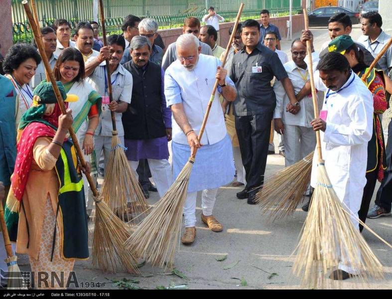 نخست‌وزیر هند جارو به دست شد/عکس