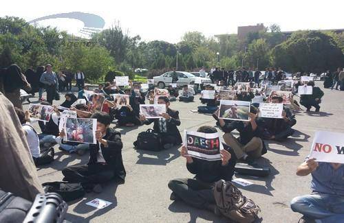 جمعی از دانشجویان دانشگاه تبریز در اعتراض به "حملات داعش و سکوت بین‌المللی در دفاع از کوبانی"، دست به تجمع زدند