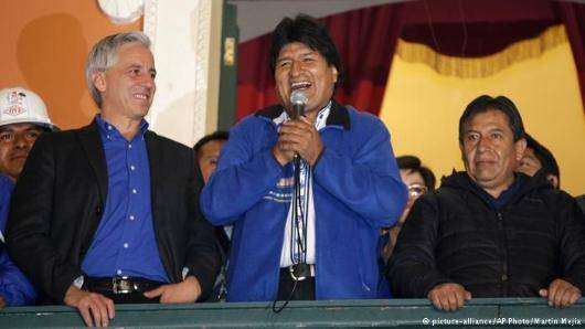 مورالس بعد از انتخاب مجدد خود گفت: این پیروزی را تقدیم فیدل کاسترو، رهبر پیشین کوبا و هوگو چاوز، رئیس جمهوری متوفی ونزوئلا و تمامی رهبران ضد سرمایه‌داری و ضدامپریالستی جهان" می‌کند