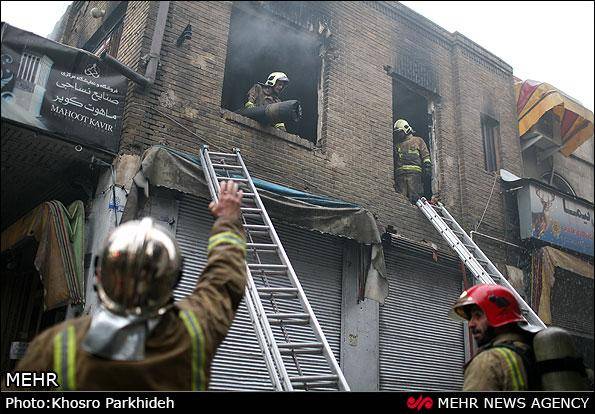 آتش سوزی در انبار فرش بازار تهران (عکس)