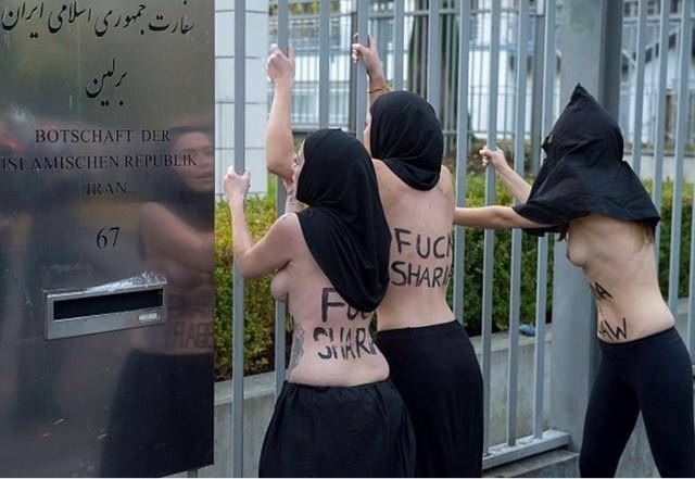 اعتراض برهنه گروه فمن به اعدام ریحانه جباری مقابل سفارت ایران در برلین (تصویر)