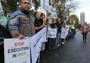 تجمع ایرانیان مقیم بریتانیا در اعتراض به تداوم نقض حقوق بشر و اسیدپاشی های اخیر در ایران